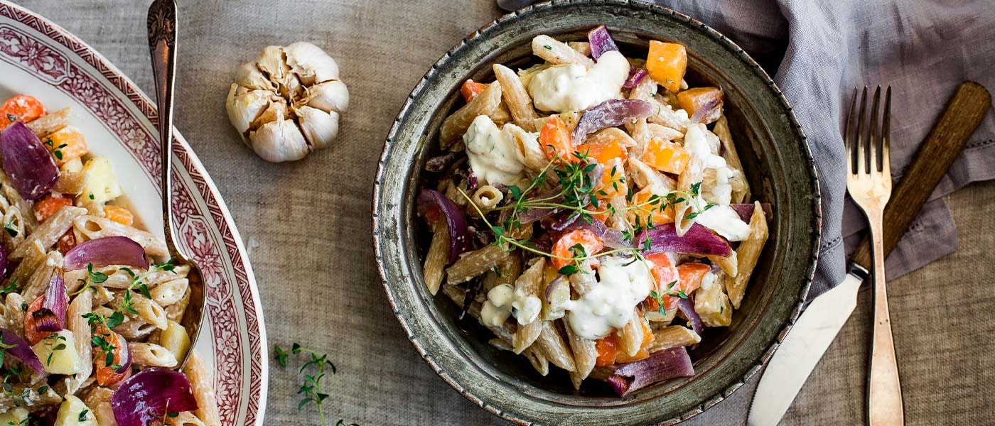 Fullkornspasta med ovnsbakte rotgrønnsaker, feta og hvitløk