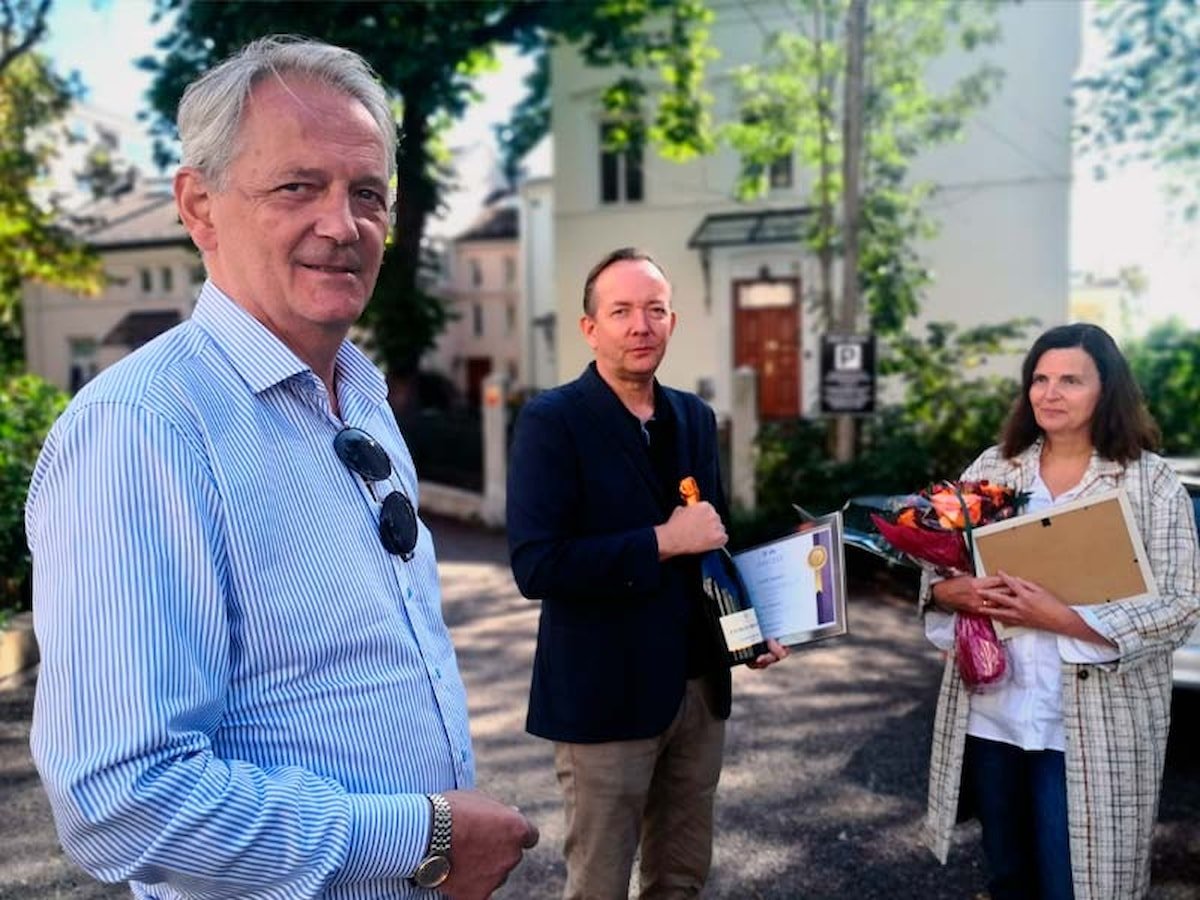 Mona, Fredrik og Geir møtes for første gang på sensommeren på plassen hvor det skjedde.