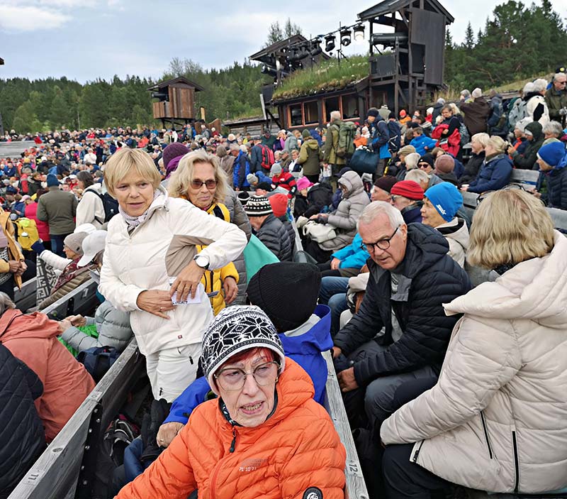 Medlemmene av LHL Bærum tok opp deler av to benkerader på arenaen som rommer over 2.000 tilskuere.