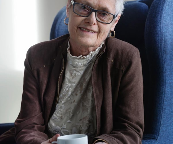 Inger Lise Bråthen med kaffekopp