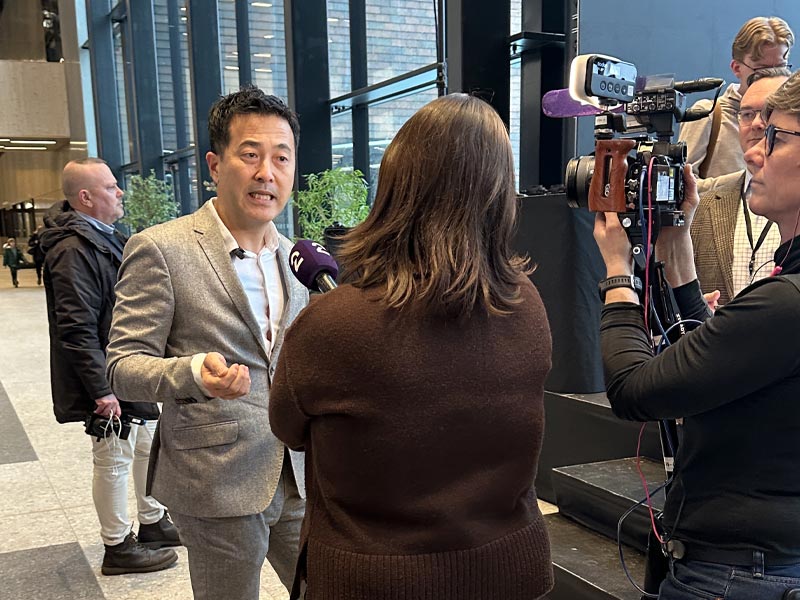 Magne Wang Fredriksen, generalsekretær i LHL, intervjues av TV2, under Helsetalen 2026