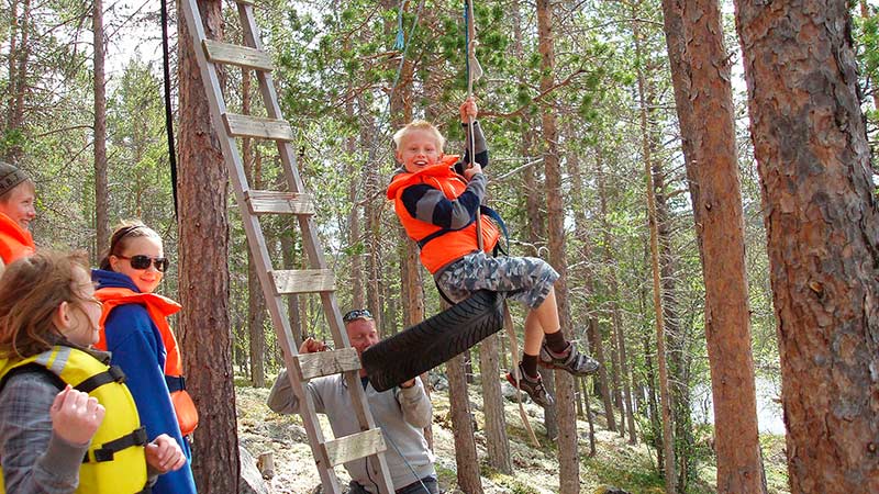 bilde av barn på huske på Geilomo