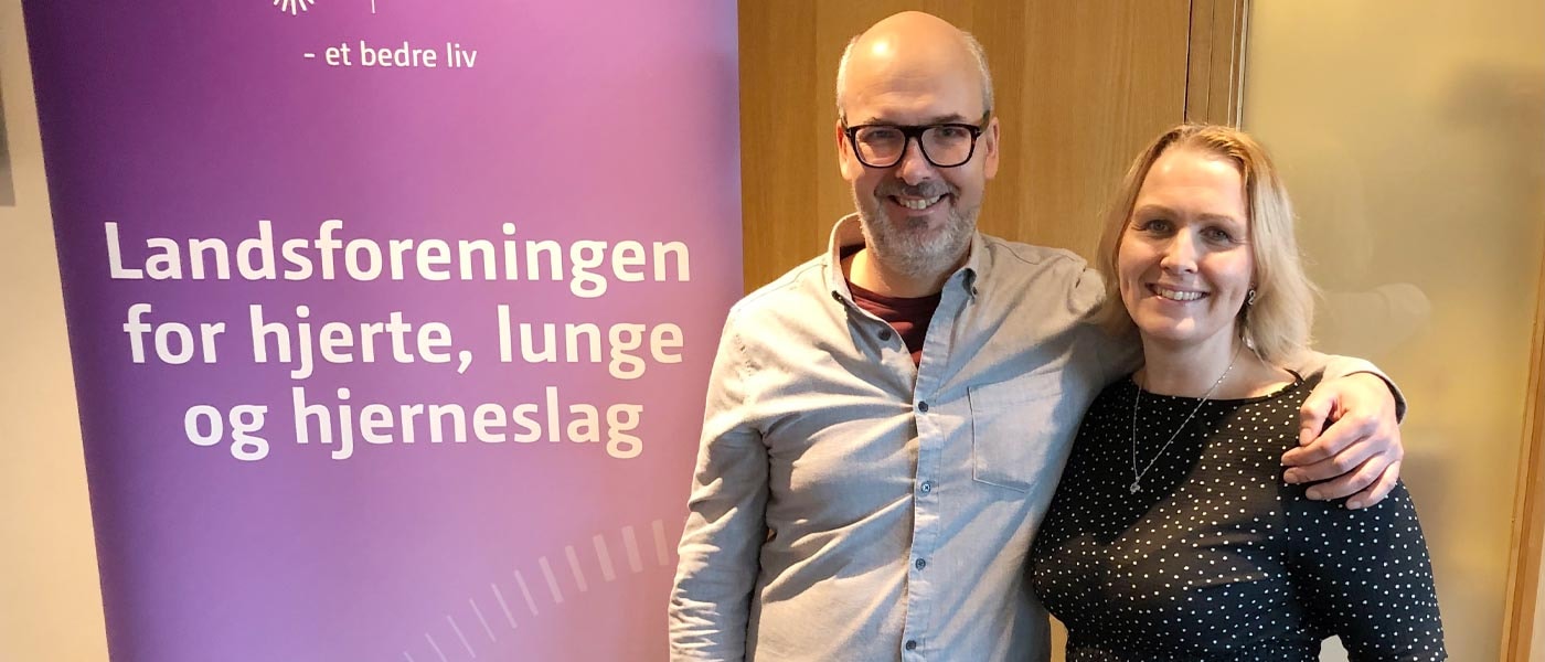 Bilde av Martin Aasen Wright (ny leder) og Elisabeth Ripegutu Vike (avtroppende leder) i interessegruppen LHL Hjerneslag Ung