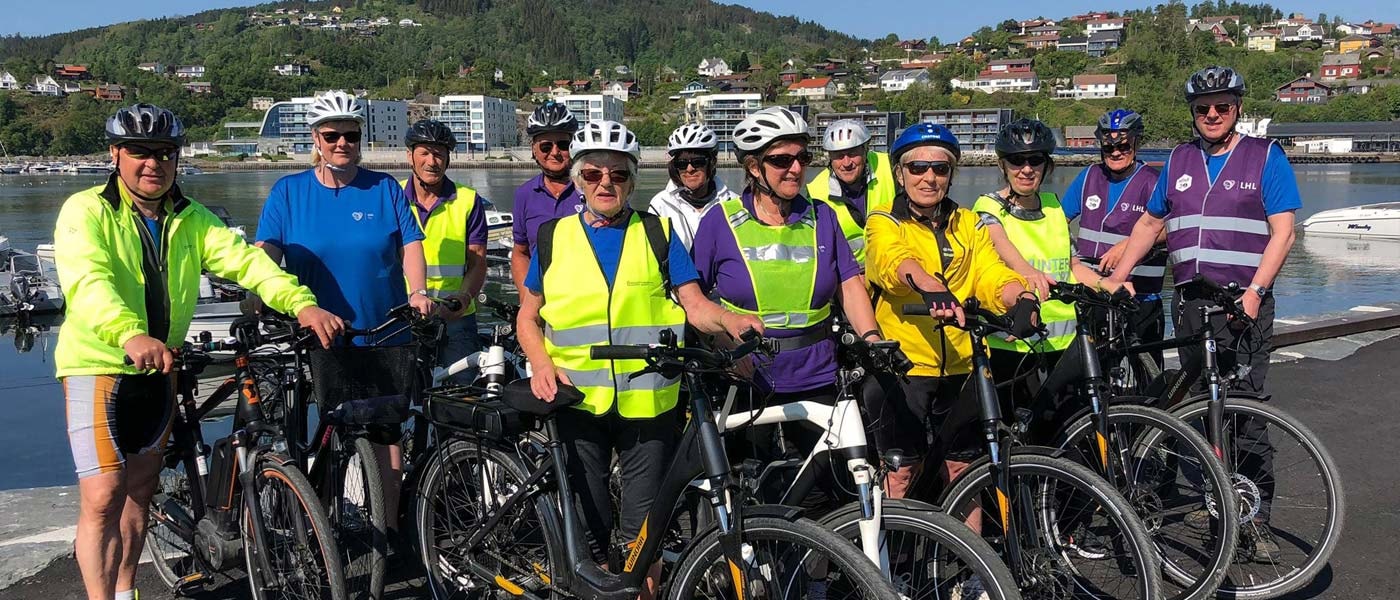 Medlemmer i lokallaget LHL Os (Vestland) på tur med elsykler