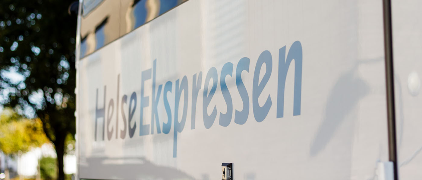 Buss med Helseekspress-logo