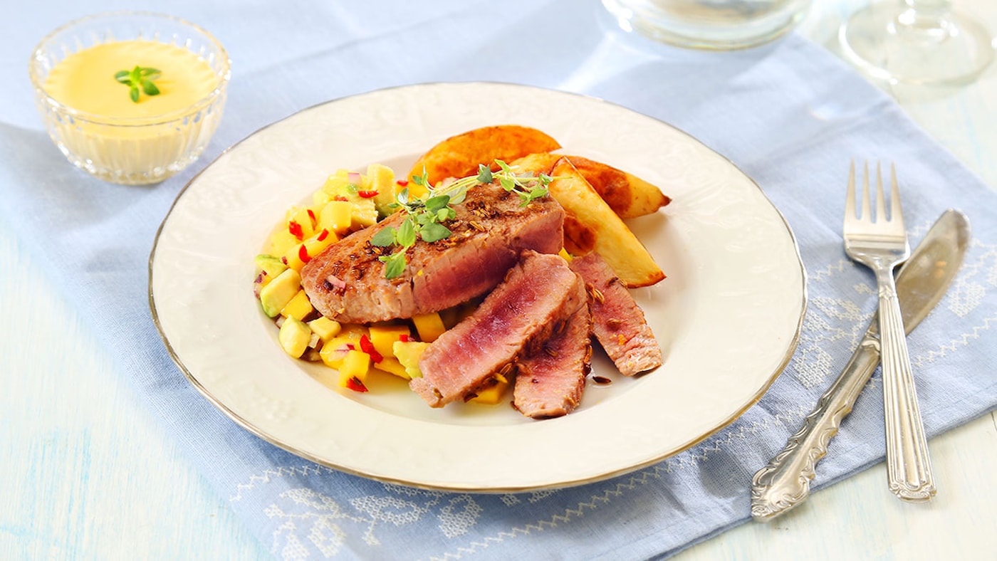 Tunfisk med mango og avokadosalsa og wasabimajones