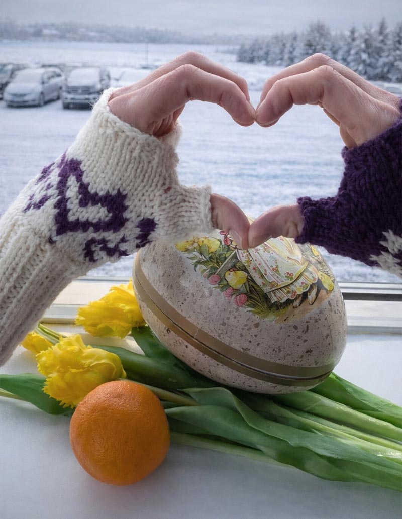 Bilde av pulsvanter, hender som lager hjerte, med påskeegg