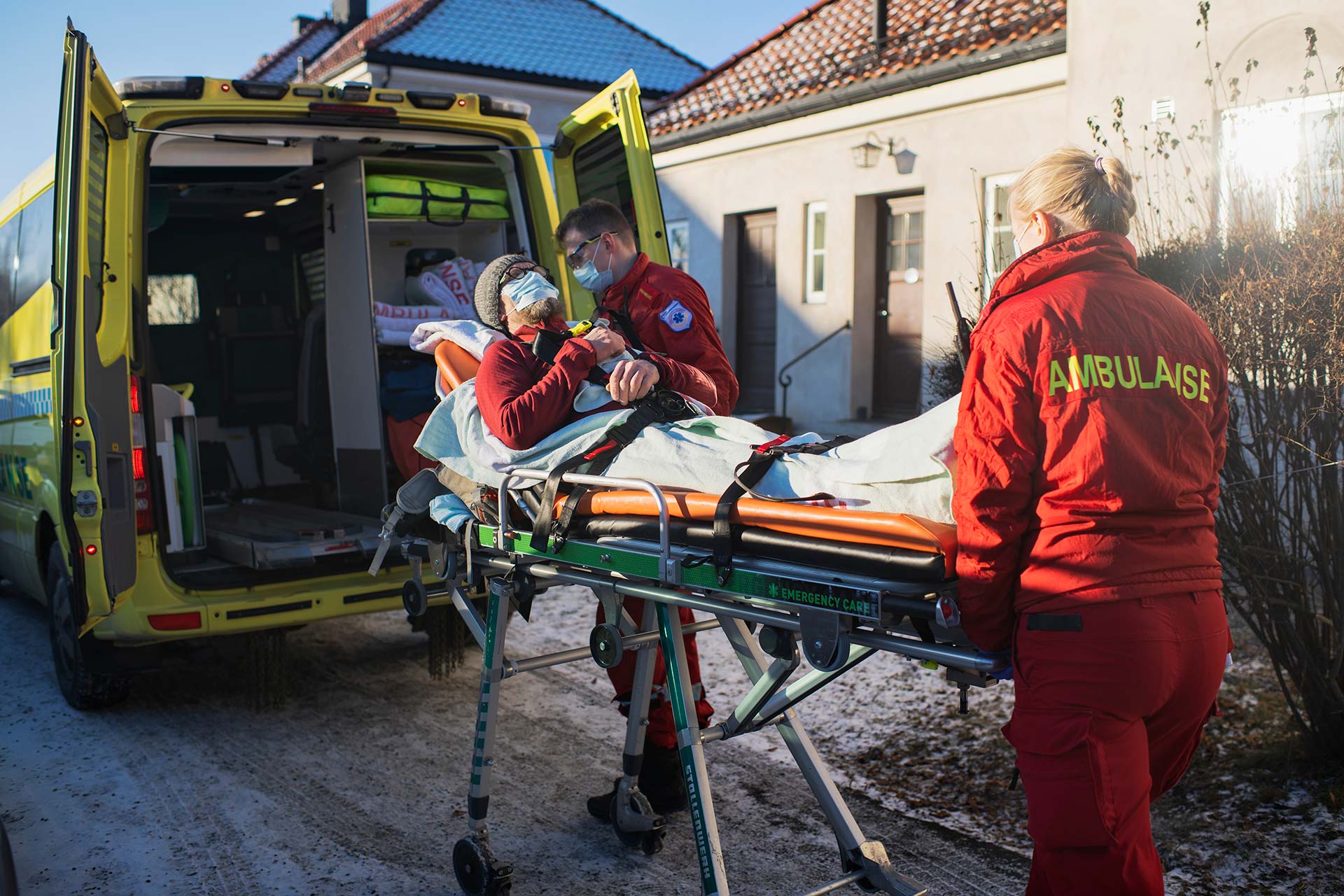 Når ambulansen kommer, blir du tatt hånd om av ambulansepersonell som transporterer deg til nærmeste sykehus