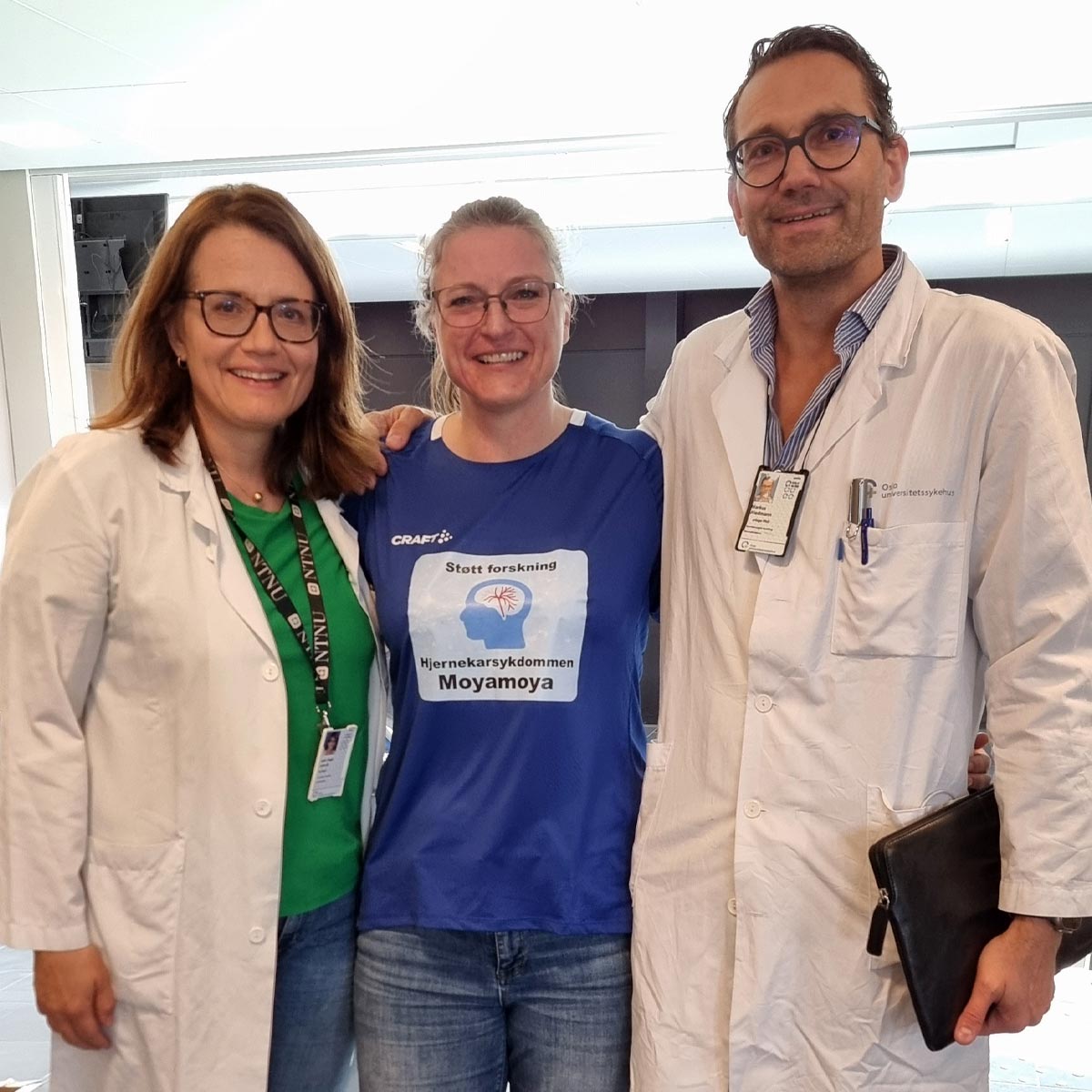 Kristin Bjørkedal sammen med nevrolog Anne Hege Aamodt og nevrokirurg Markus Wiedmann på Rikshospitalet.