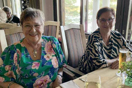 Gode hotellopplevelser med god mat hører med på en slik tur. Her nyter Gro Hågensen og Ingeborg Iversen maten ved stopp på hotellet i Enontekiø: