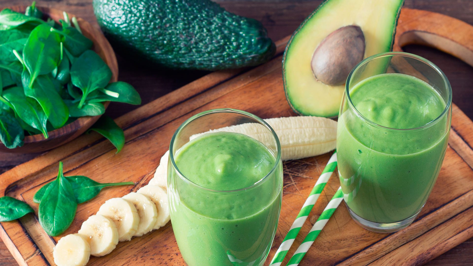 Bilde av banan og oppkuttet avocado med to glass ferdig smoothie.