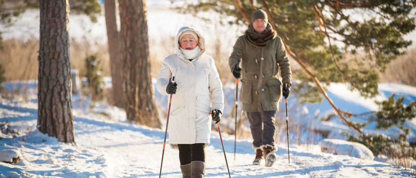 Par på tur med staver, i snøen