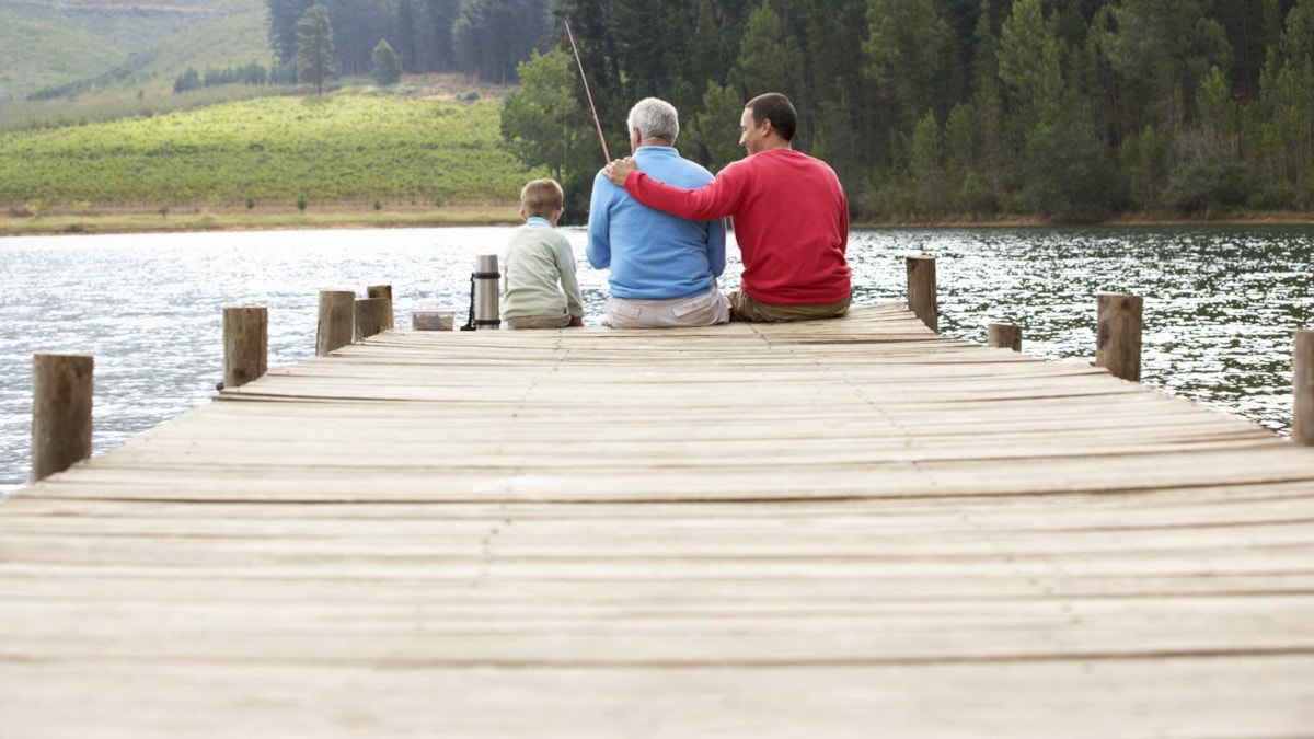 3 generasjoner menn på fisketur