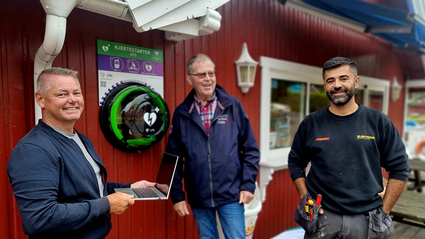 Bilde av montering av hjertestarter: Morten Bakkerud, Håkon Stubberud og Naser Mostafaei