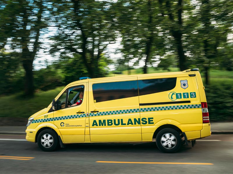 Ambulanse på veien