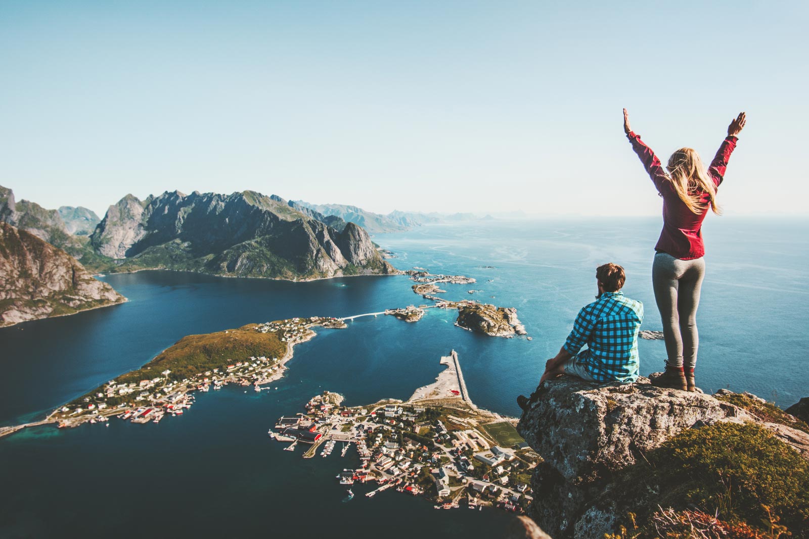 Par på topptur på Reinebringen, Lofoten