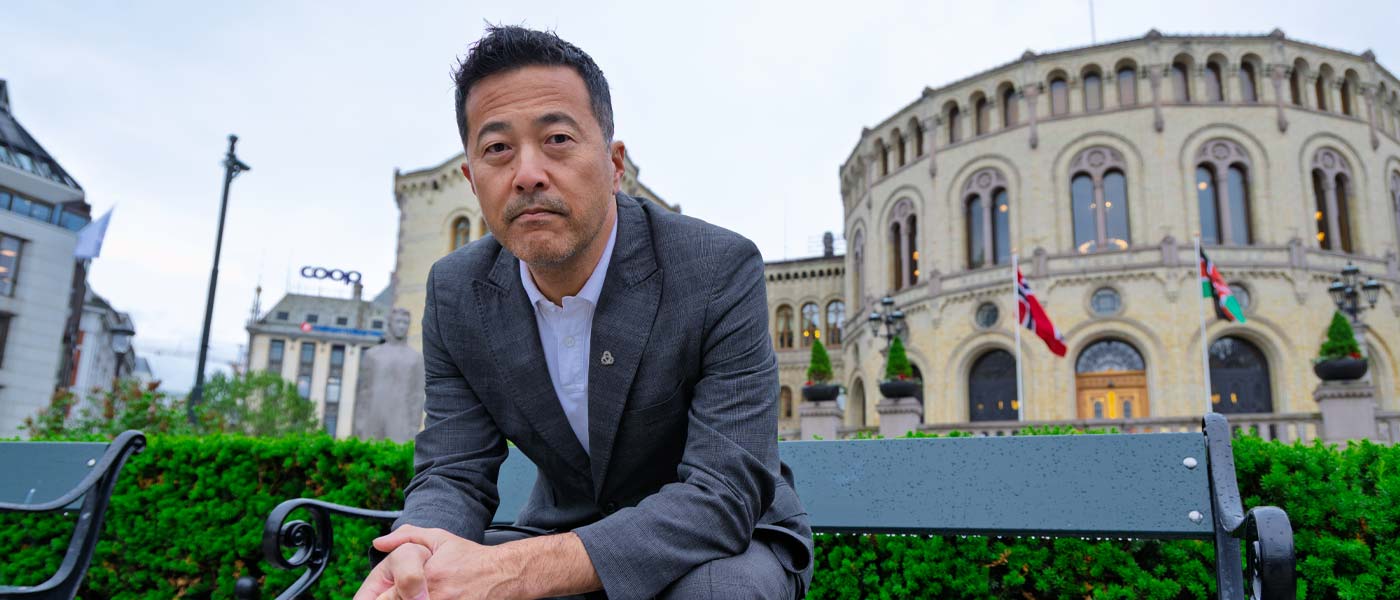 Magne Wang Fredriksen, generalsekretær i LHL, sitter på benk foran Stortinget